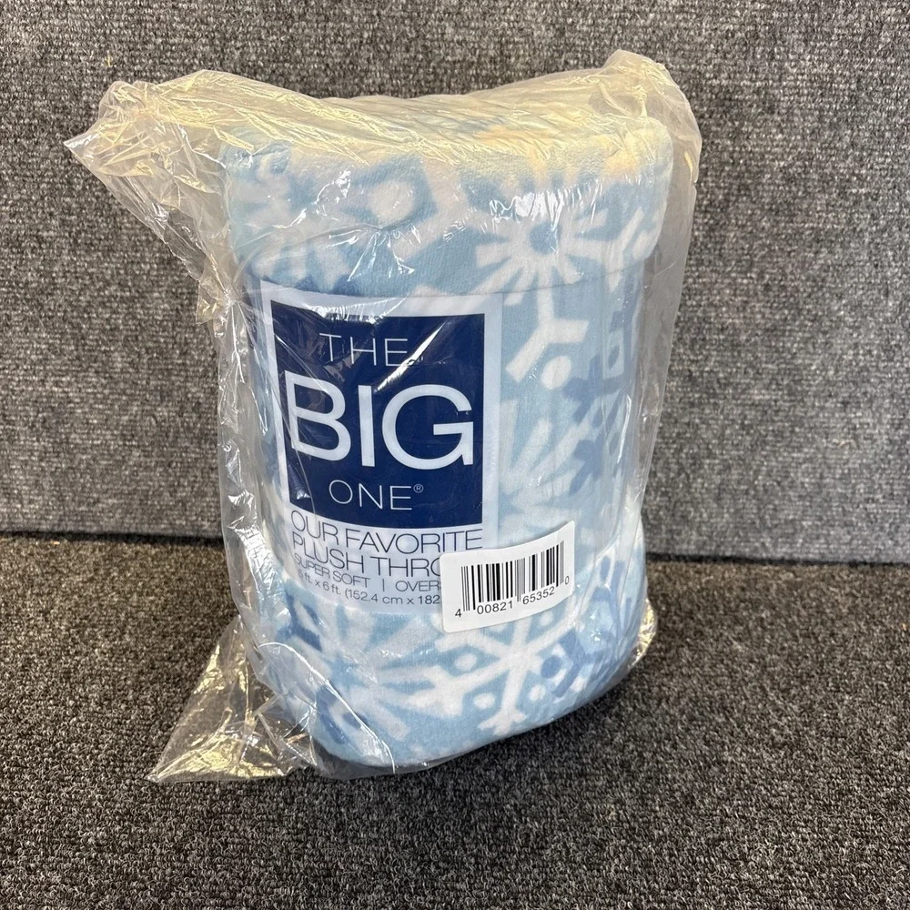 The Big One~Oversized/Super Soft Plush Throw~5ft X 6ft~Blue/White Snowflakes